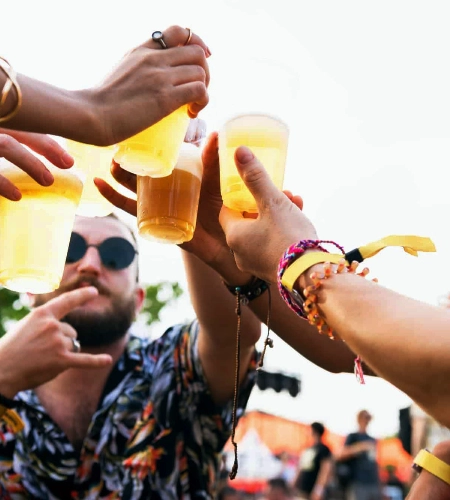 Proostende festivalbezoekers met bedrukte festival bandjes om de pols